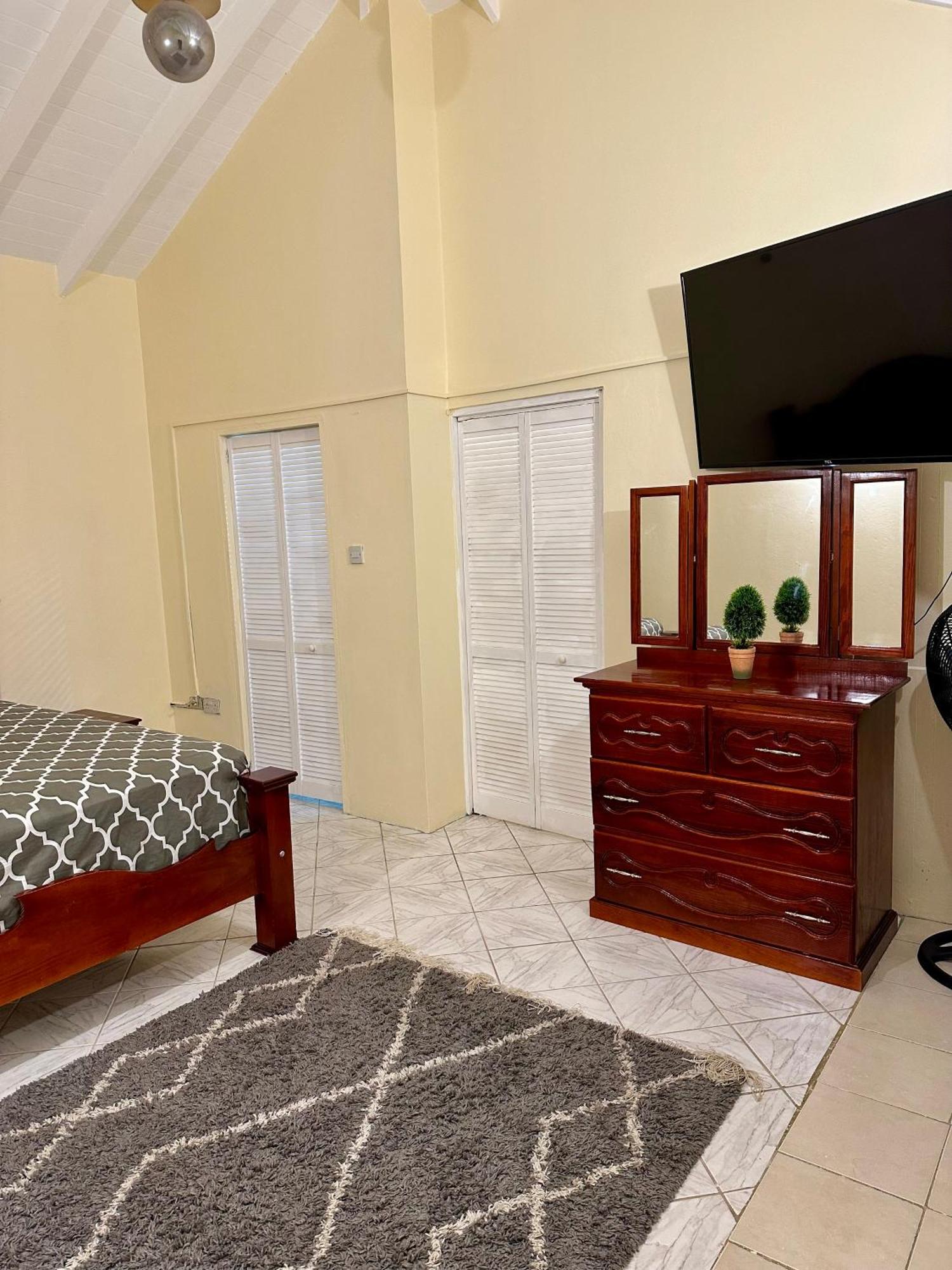Castle Berry Apartments Кингстаун Экстерьер фото