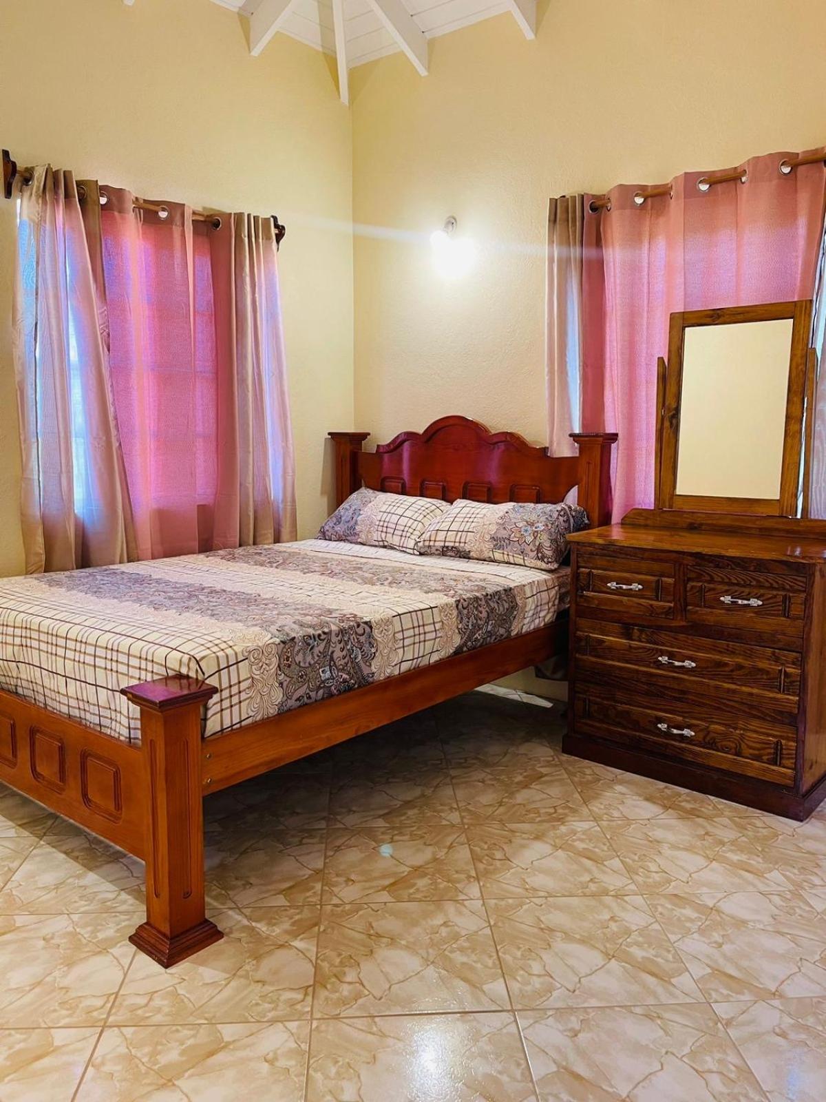 Castle Berry Apartments Кингстаун Экстерьер фото