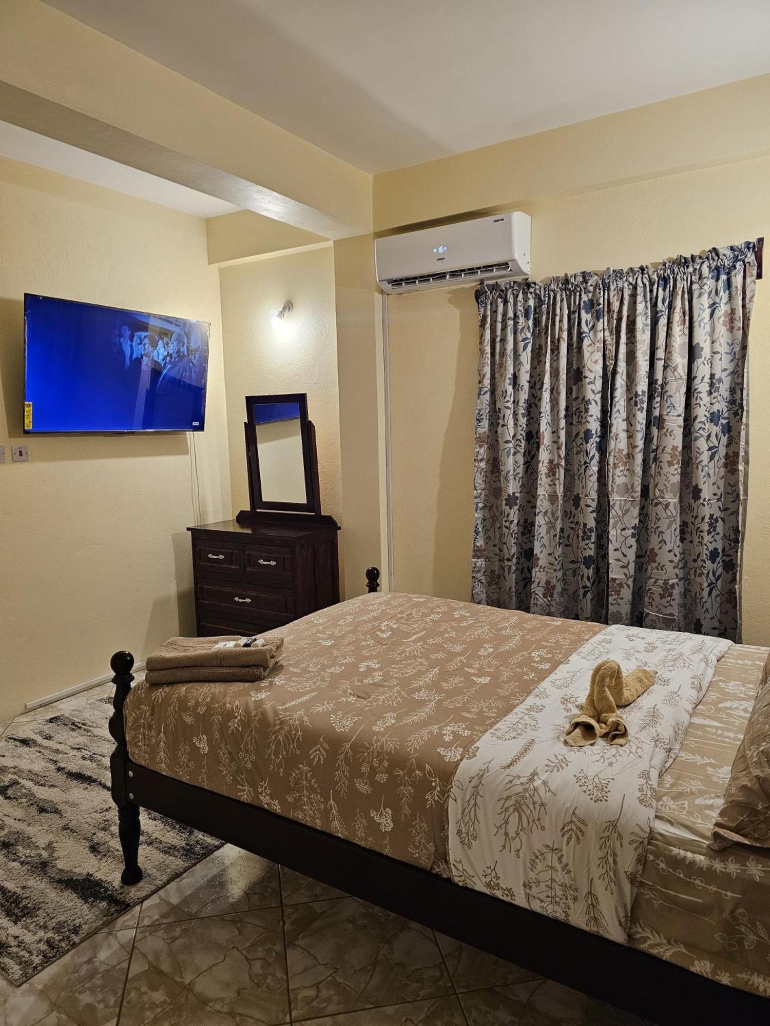 Castle Berry Apartments Кингстаун Экстерьер фото