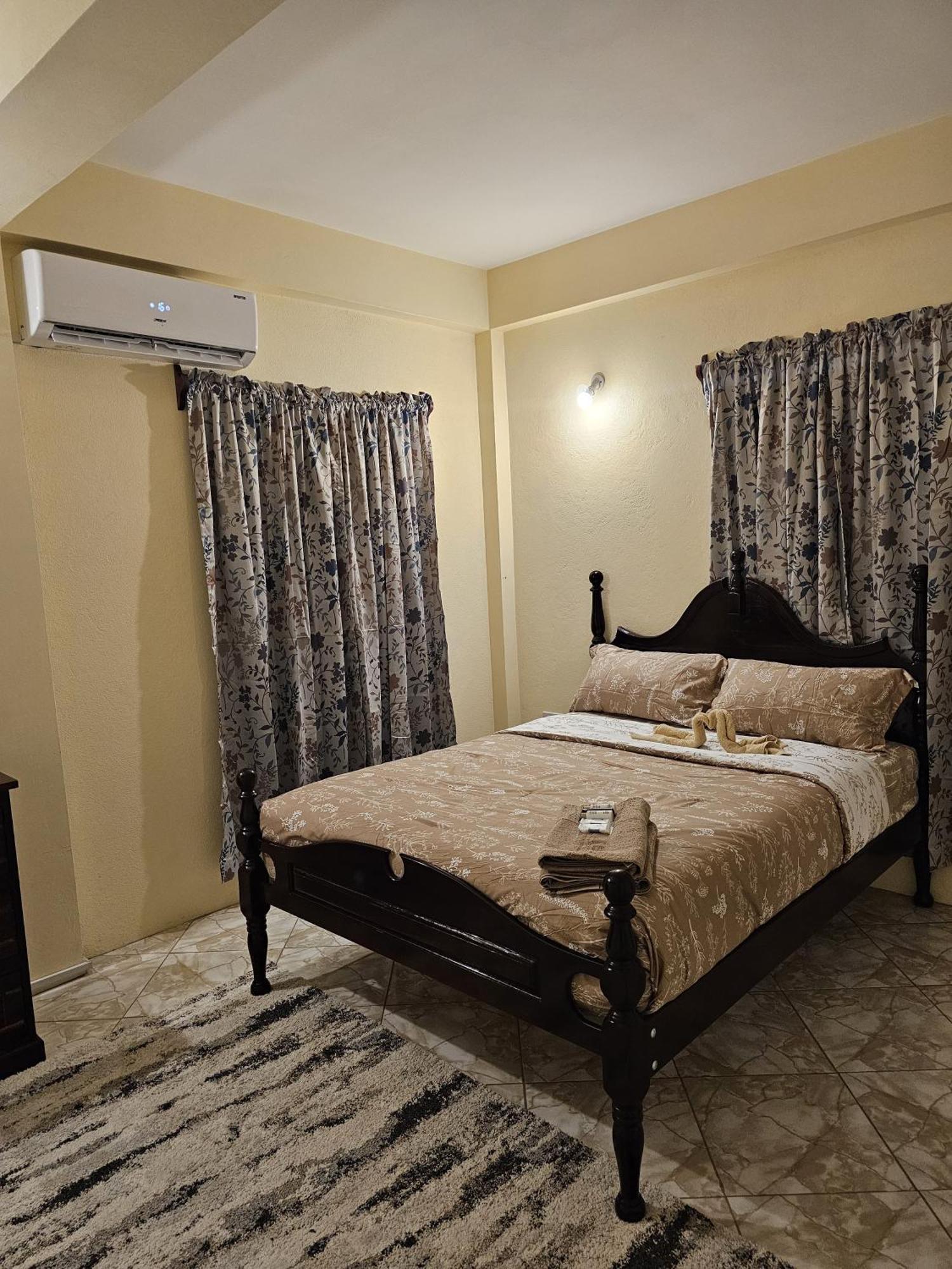 Castle Berry Apartments Кингстаун Экстерьер фото
