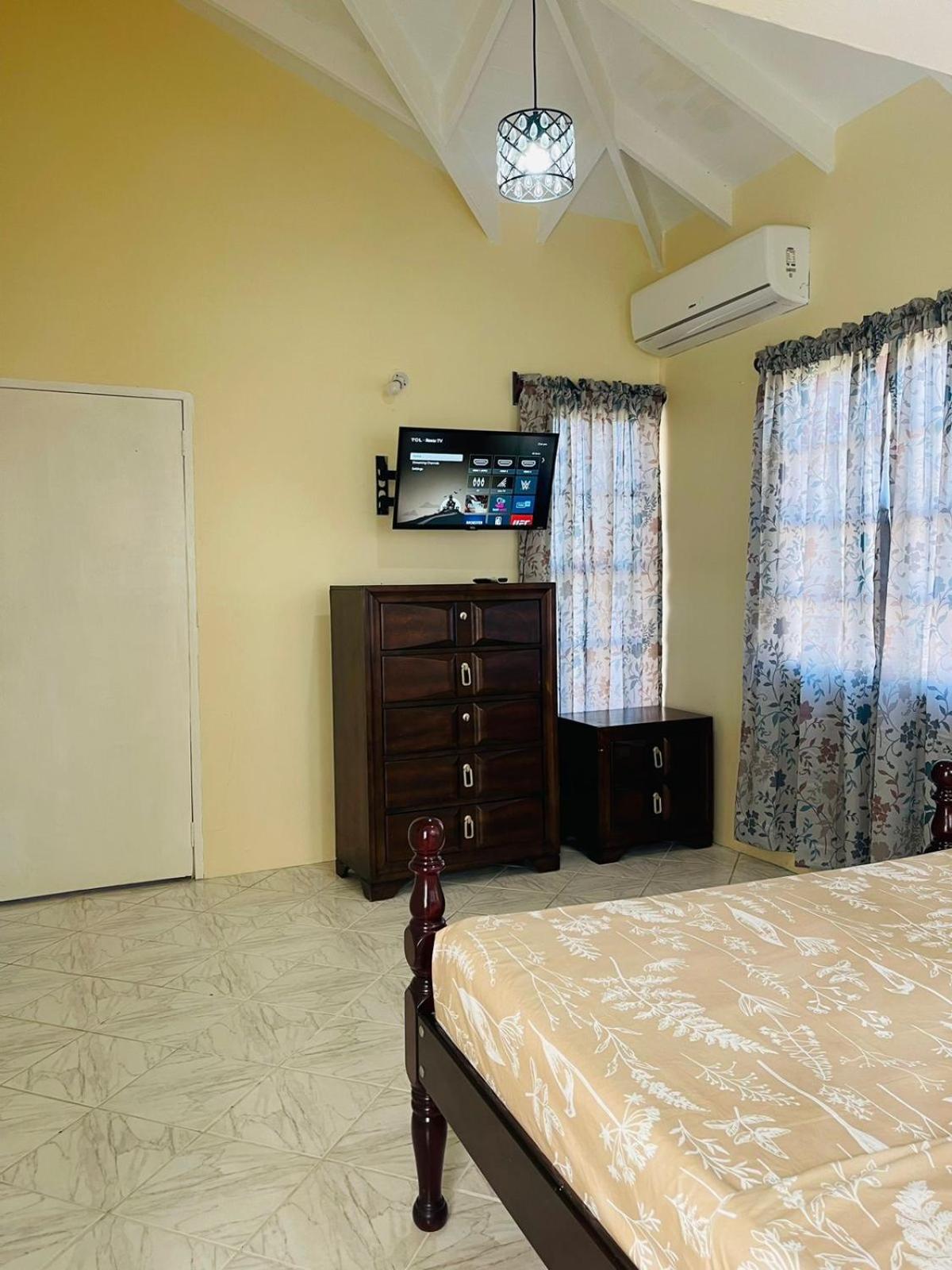 Castle Berry Apartments Кингстаун Экстерьер фото