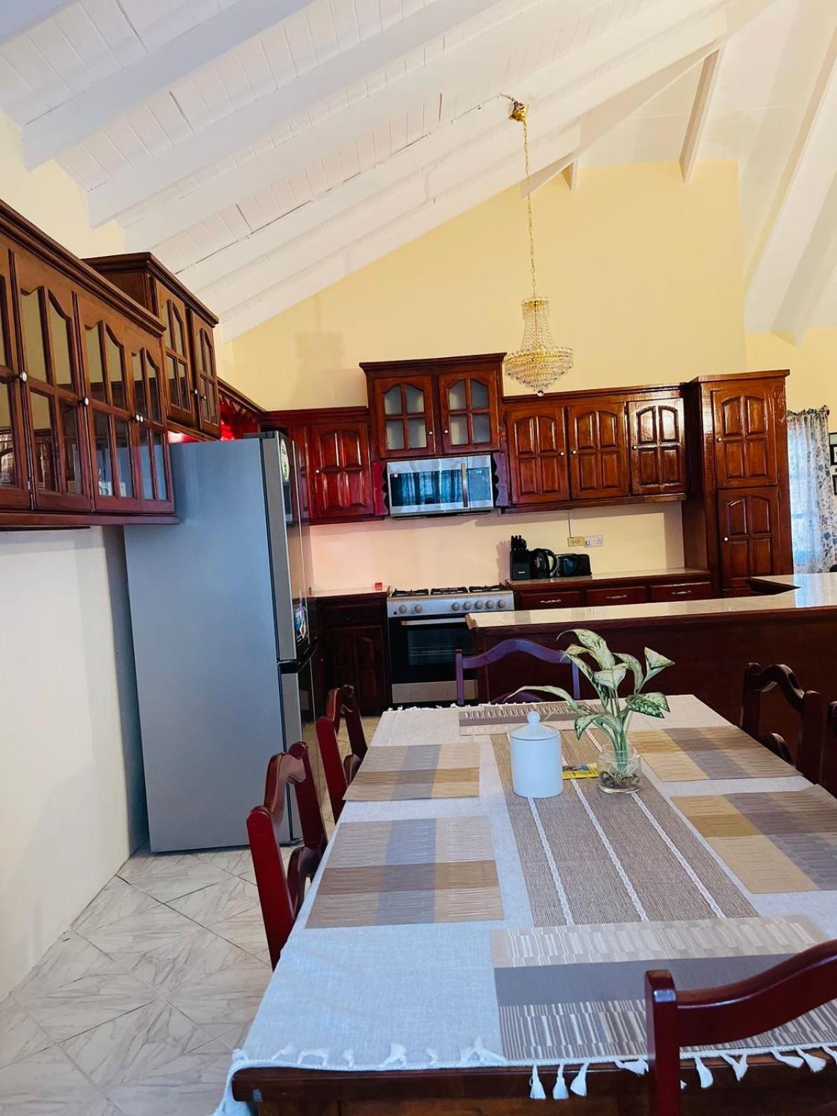 Castle Berry Apartments Кингстаун Экстерьер фото