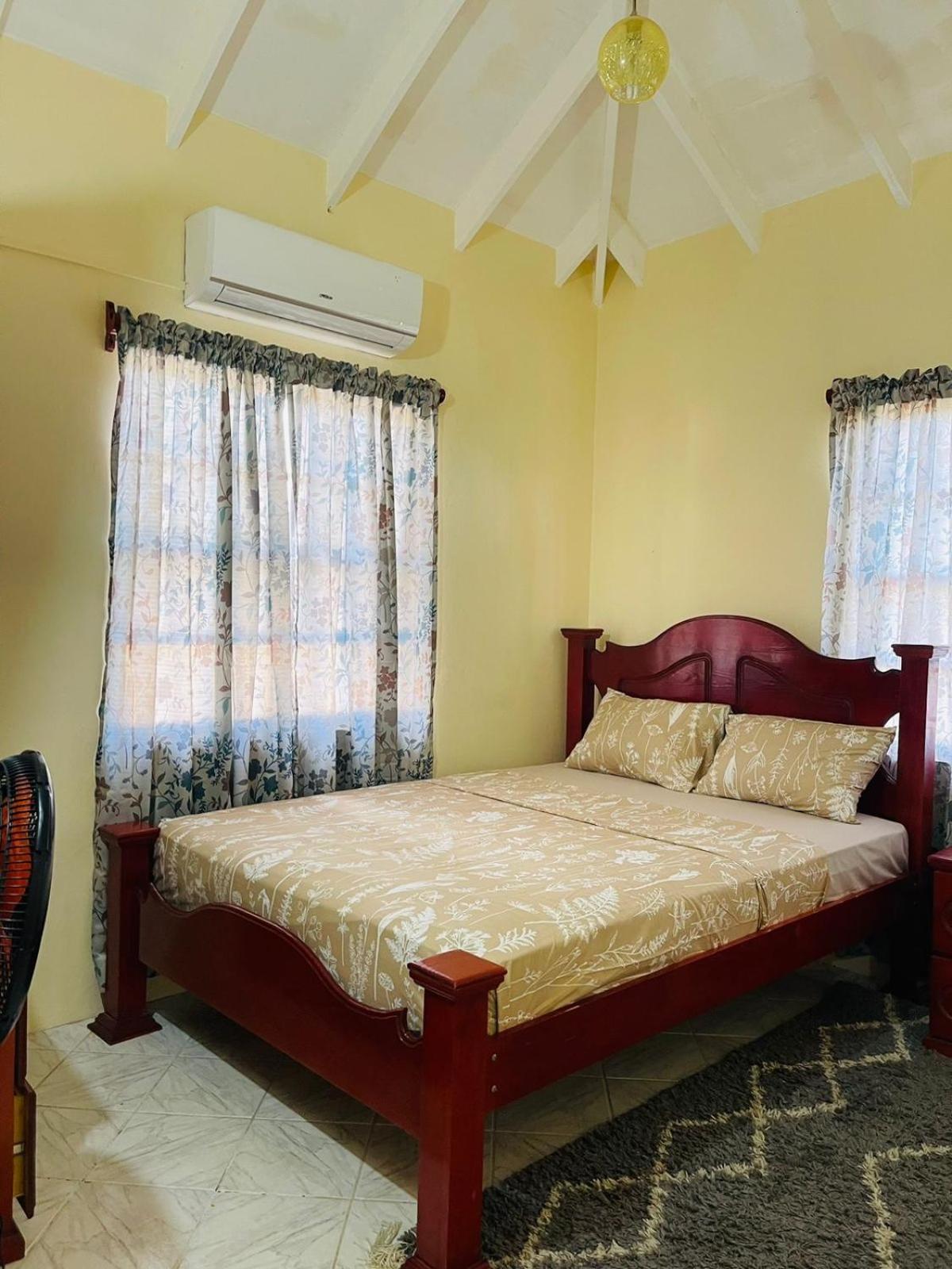 Castle Berry Apartments Кингстаун Экстерьер фото