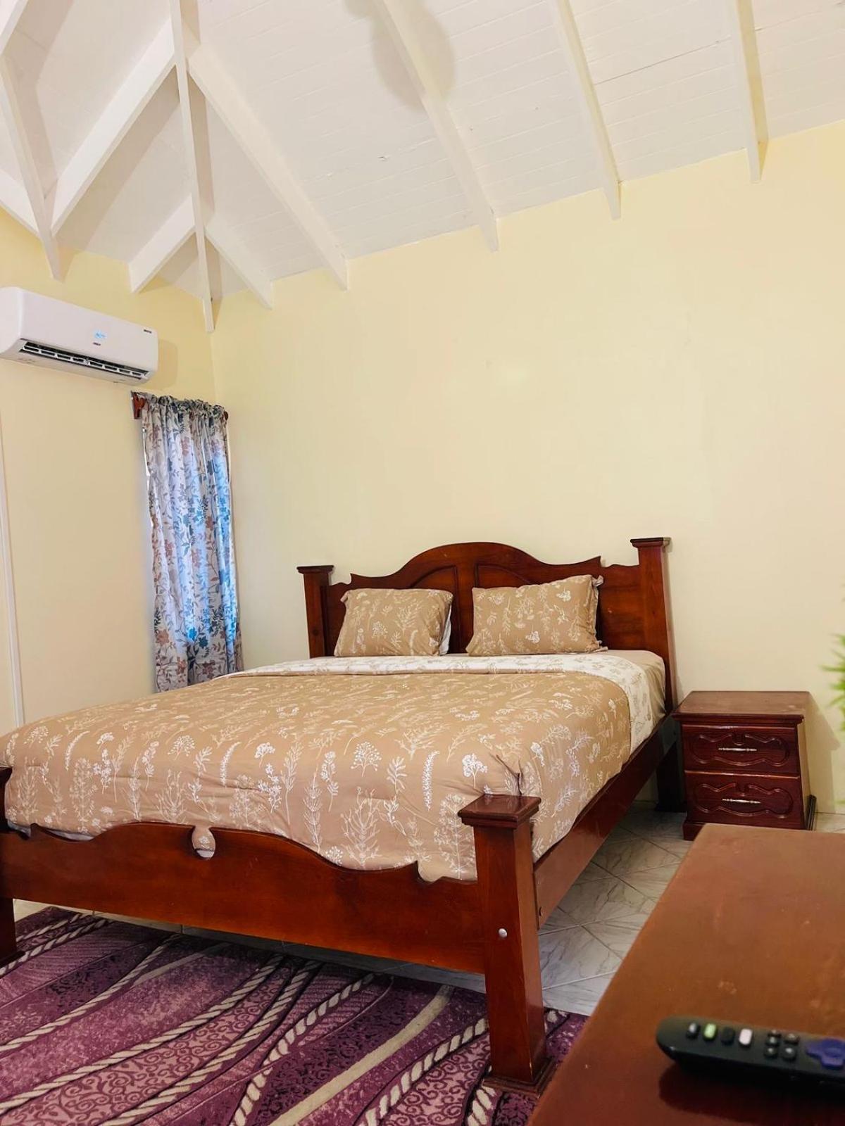 Castle Berry Apartments Кингстаун Экстерьер фото